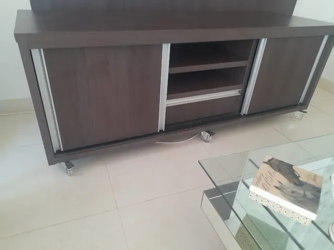 Rack com dois nichos, porta de correr e gavetas, feito em marcenaria