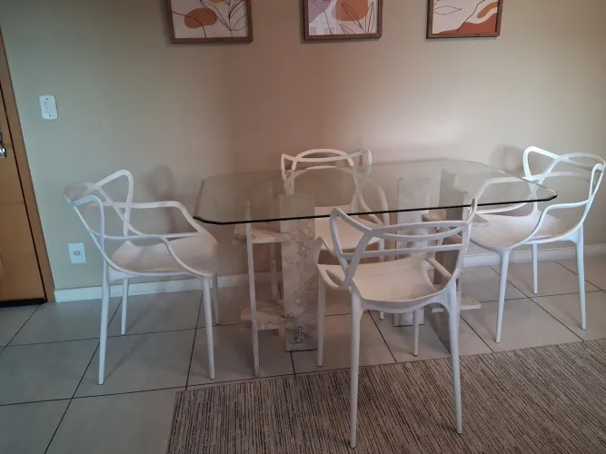 Mesa com 4 cadeiras e buffet