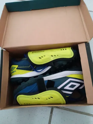 Chuteira society Umbro + um par de caneleiras