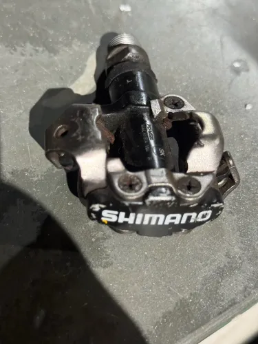 Pedal de encaixe Shimano PD?M520 SPD usados sem folga