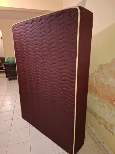 Base d cama box. Doação. Ela ta c problema.Leia a descrição 