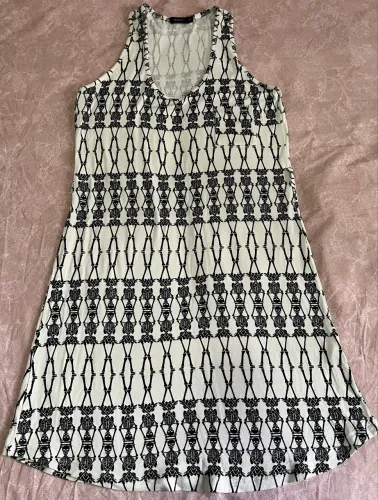 Vestido curto com estampa de caveiras