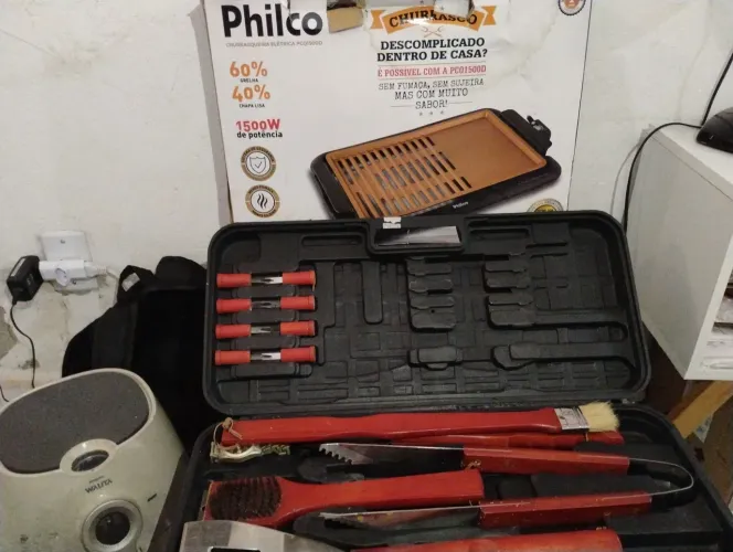 Um kit com peças uma churrasqueira elétrica, um jogo pra churrasco e uma Airfryer