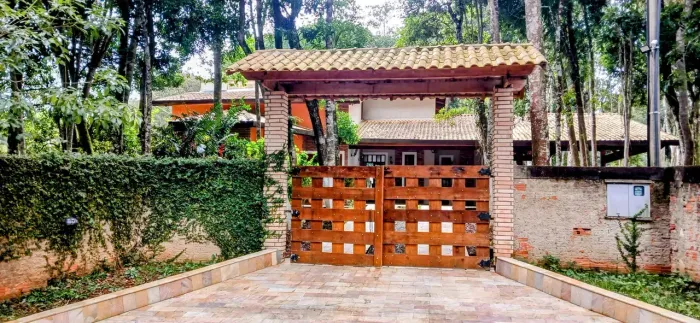 Vende linda chácara em condomínio fechado em IBIÚNA