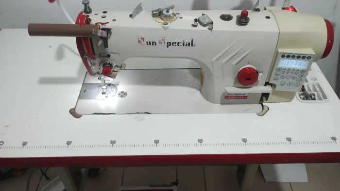 Máquina de costura reta eletrônica Sun Special 