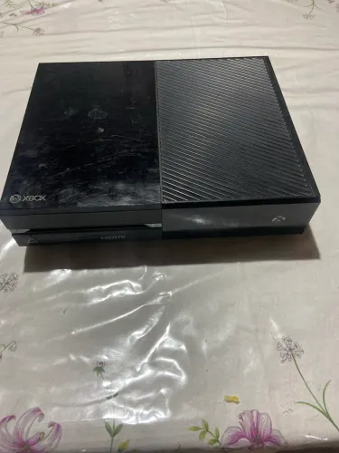 Xbox one semi novo, com controle com mal funcionamento de brinde!!