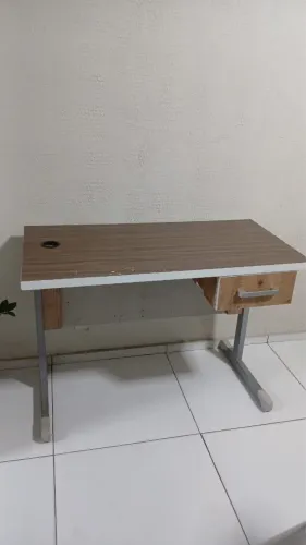 Mesa com gaveta
