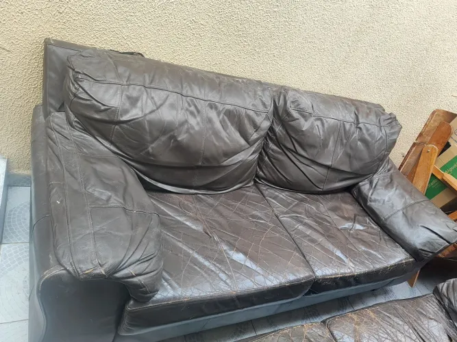 Sofá de couro para reformar e uma cama solteiro