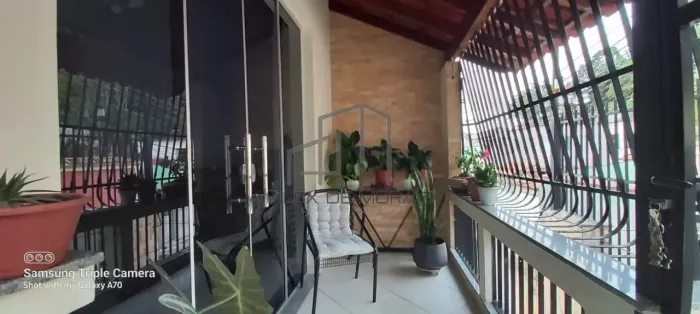 Maravilhosa casa à venda, no bairro Santo Antônio, possuindo 2 quartos no andar de cima e