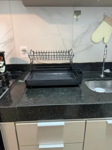 Escorredor de louças preto com bandeja e porta-talheres