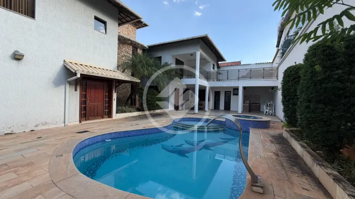 Casa maravilhosa 3 pavimentos em Condomínio com 05 quartos, sendo 04 suítes, espaço gourme