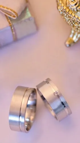 Par alianças foscas 8mm com friso e zirconia na feminina - Prata 950