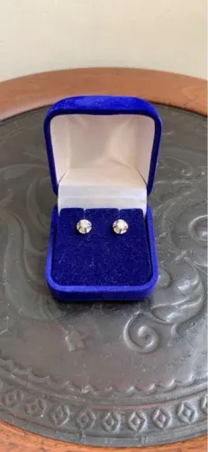 Brincos ouro branco e diamantes.