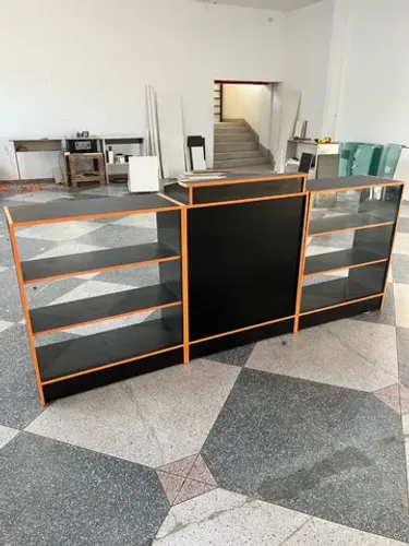 BALCÃO CAIXA + 2 BALCÕES VITRINE PRETO C/ FITA LARANJA MDF 