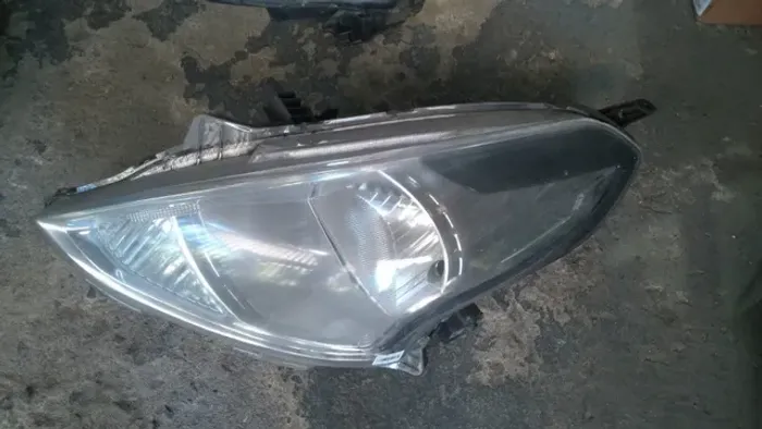 Farol Esquerdo Nissan Versa 2016