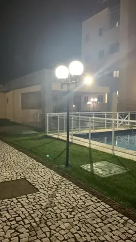 Poste de jardim duplo com dois globo.