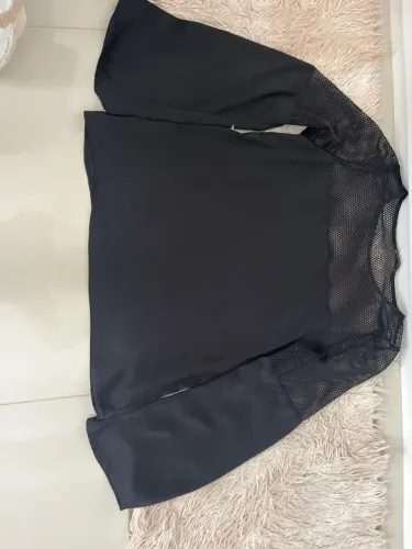 Blusa de  Preta com Detalhe em Tela