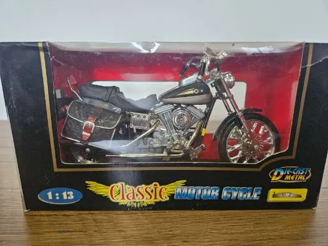 Moto miniatura preta 1:13