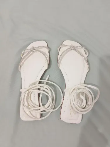 Sapato rasteirinha branca com brilho de detalhe