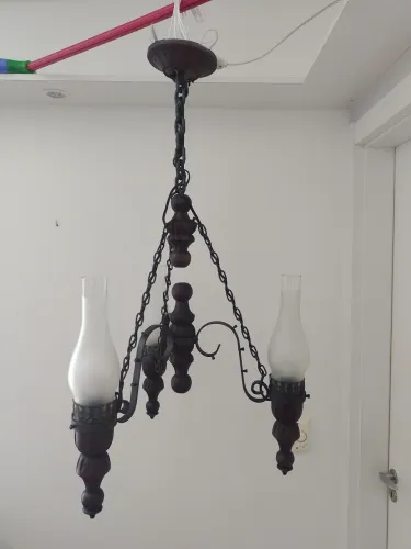 Lustres ornamento de Ferro e madeira no acabamento 