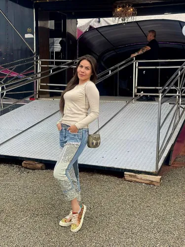 Calça importada Kocastar jeans customizada em pedrarias e pérolas feminina pantacourt 