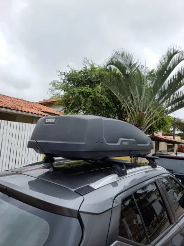 Bagageiro Thule 400L original, kit completo, pronto para instalar no Nissan Kicks.