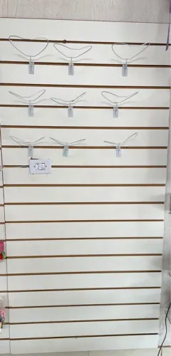 Expositor com suporte de boné