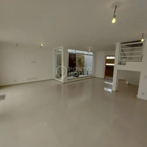 Sobrado à venda no bairro Vila Gumercindo com 240m², 3 suítes e 3 vagas de garagem