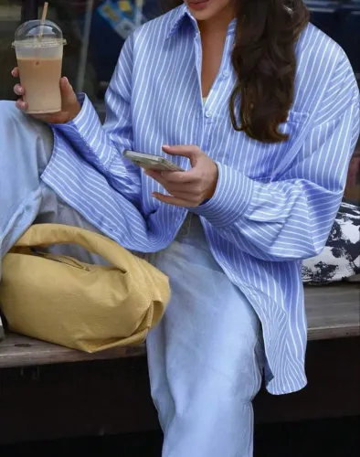 Camisa azul listrada feminina