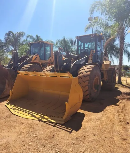 Pá Carregadeira John Deere 644K ano 2022 com 13.900 horas e ar condicionado, em MG