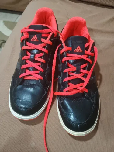 Tênis Adidas Preto e Laranja