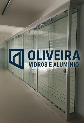 Esquadrias, portões tudo em alumínio e vidros temperados. 