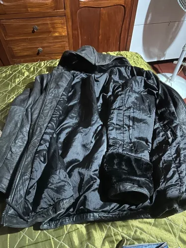 Jaqueta Esportiva Preta com Capuz em couro legítimo 