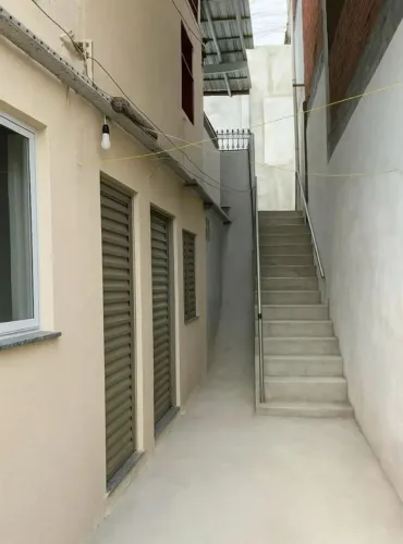 // Vila com 1 casa - 4 apartamentos e quintal no Alvorada