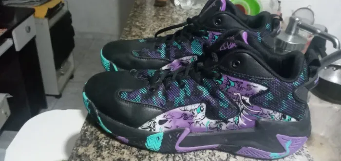 Tênis de Basquete e Vôlei Grafite Original cor Preto e Roxo Tamanho 44 (nunca usado)