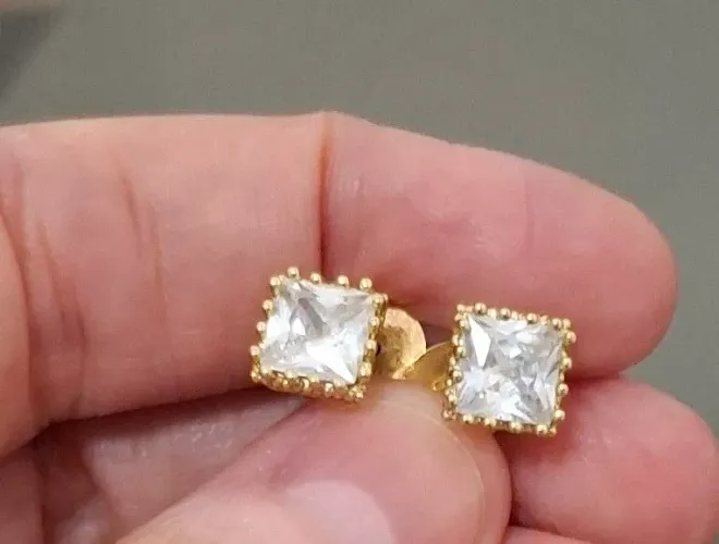 Brinco Pequeno Dourado