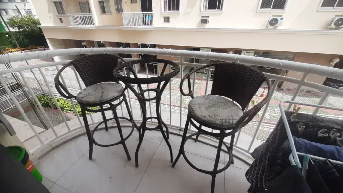 Conjunto de mesa e cadeiras de vime 