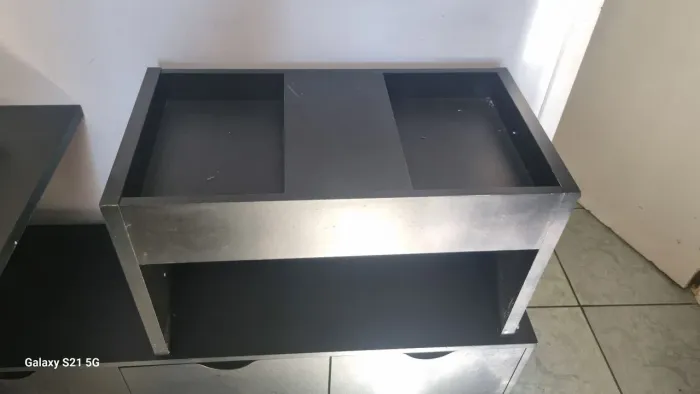 Mesa de centro preta tokstok  ideal para escritório 