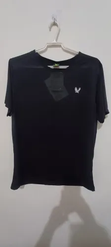 Camiseta Esportiva Preta com Logo