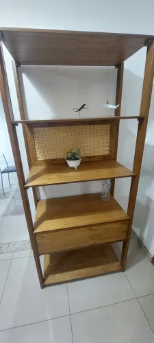 Estante de Madeira Maciça Trelissa e Gaveta