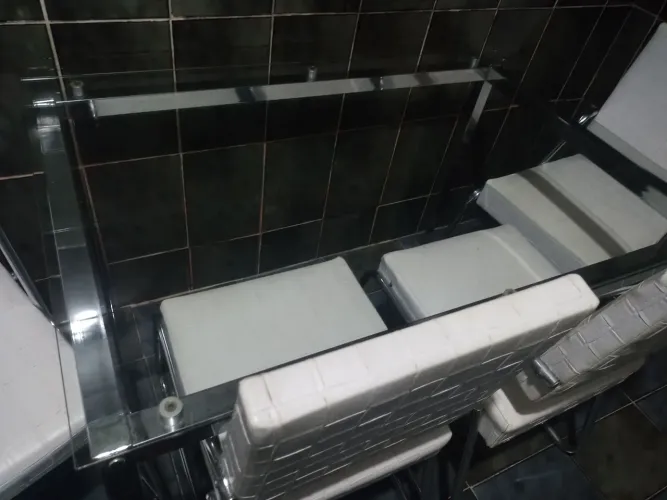 Mesa com tampo vidro com 4 cadeiras branca