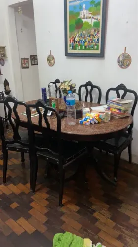 Mesa antiga com 5 cadeiras 