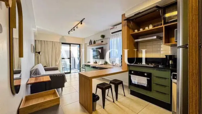 Quarto e sala mobiliado em Copacabana - 51m², varanda, 1 vaga, pronto para morar