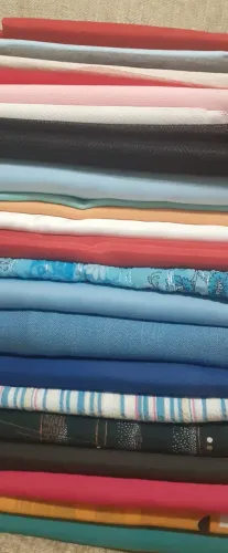 Peças de tecido em diversas cores.