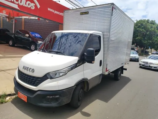 Caminhão Iveco ano 2022 ótimo estado 