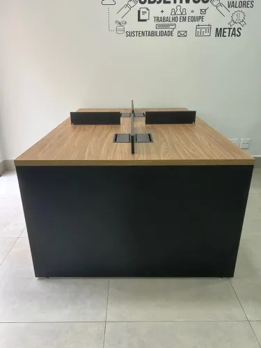 Mesa de escritório moderna e elegante para 4 pessoas