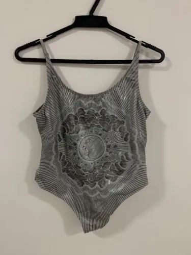 Body prata com estampa de lua e estrelas