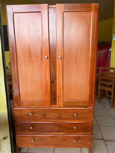 Guarda-Roupa de Madeira Maciça - Elegância e Durabilidade