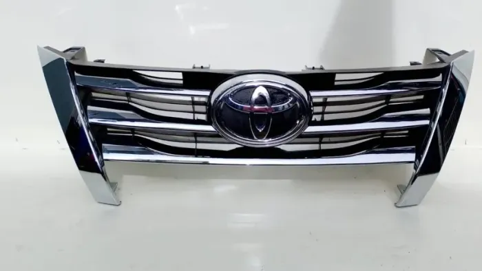 Grade Tela Parachoque Hilux Sw4 2016 17 18 19 20 C/ Emblema. Preta Brilhante