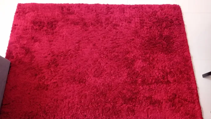 Tapete vermelho peludo